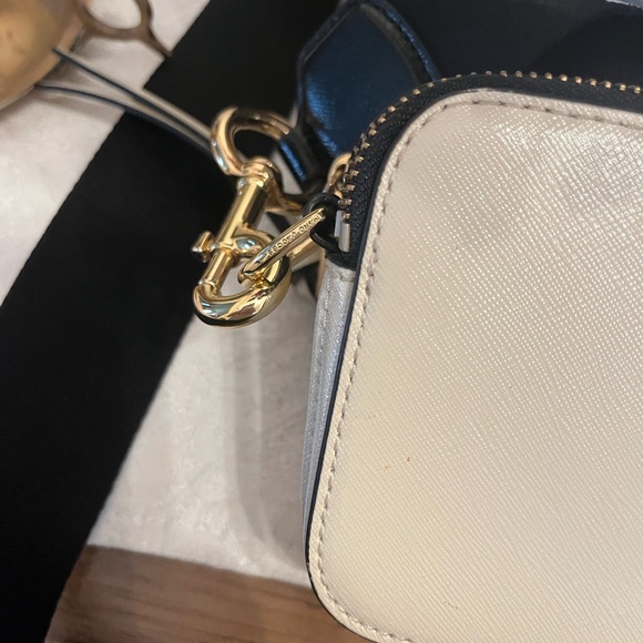 Marc Jacobs Cream Crossbody Bag with Gold Accents - Picture 3 of 16
